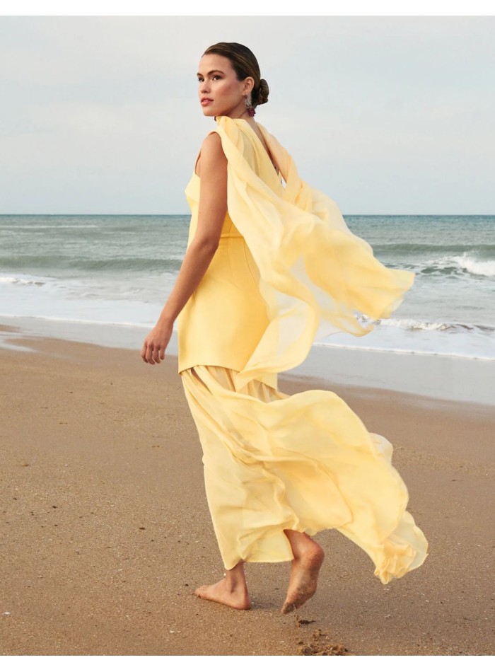 Vestido largo amarillo en crepé con falda asimétrica