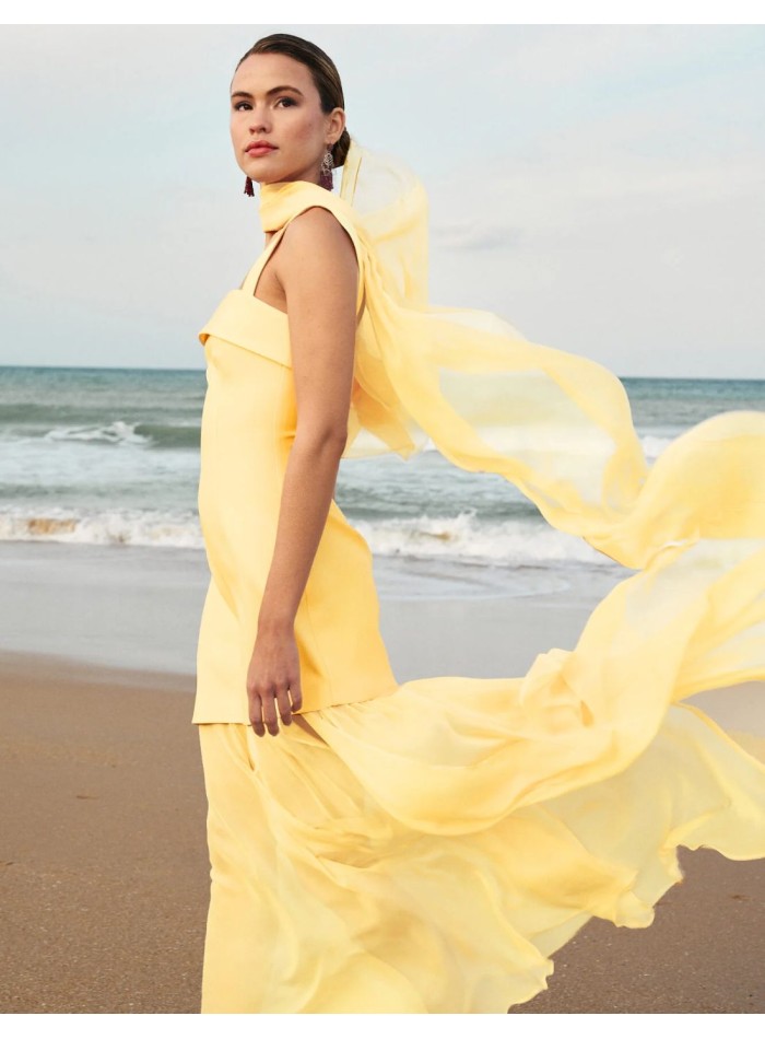 Vestido largo amarillo en crepé con falda asimétrica