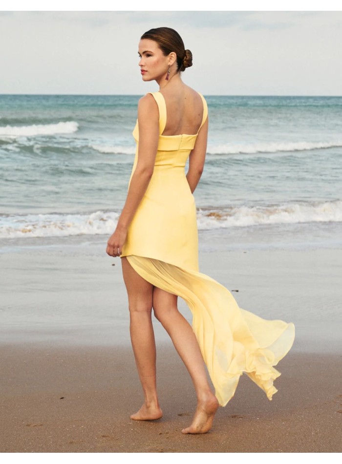 Vestido largo amarillo en crepé con falda asimétrica