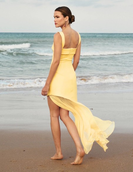 Longue robe en crêpe jaune avec jupe asymétrique