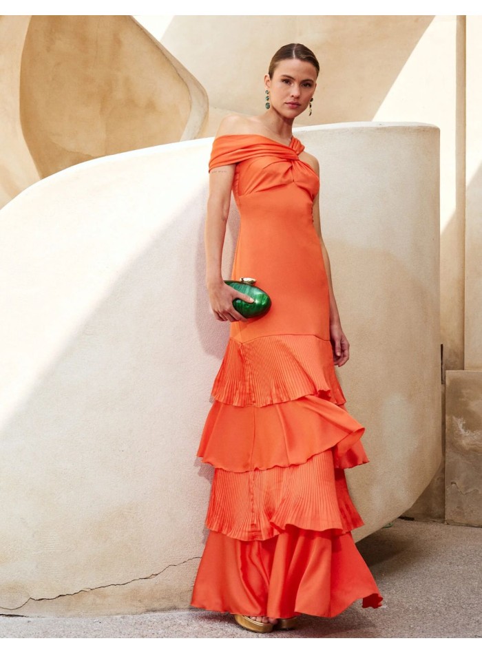 Robe d'invité longue et décolletée avec volants