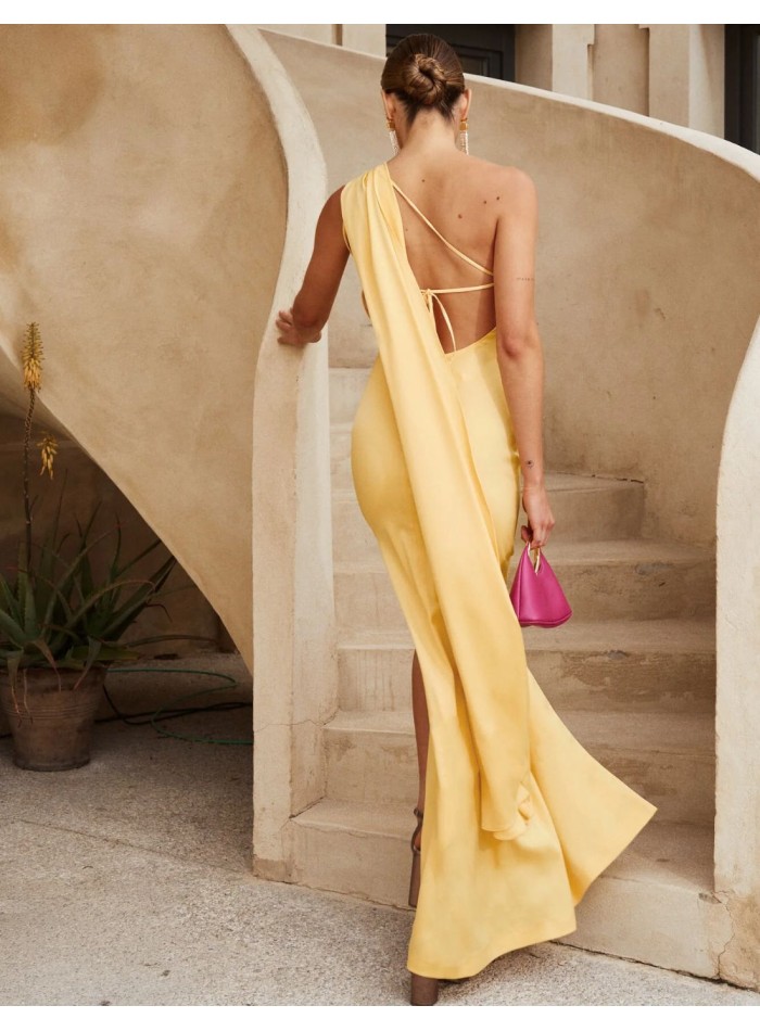 Yellow long dress in crepe satin with open back | INVITADISIMA