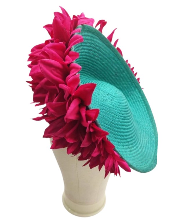 Coiffe d'invité turquoise avec pétales fuchsia