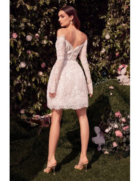 Vestido de novia corto con encaje y manga larga de hombro descubierto