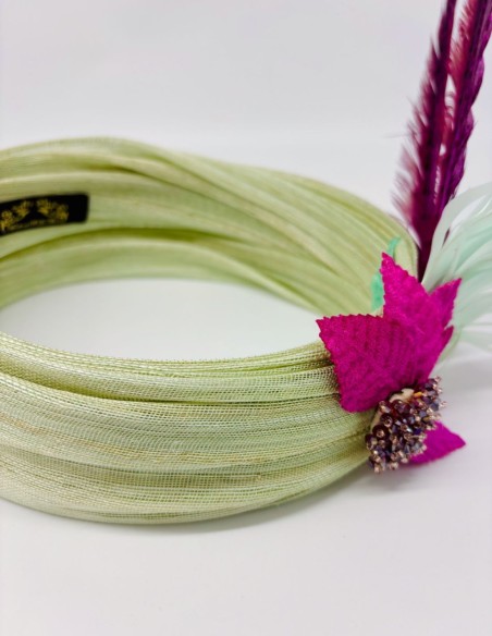 Turbante de invitada con maxi plumas de faisán