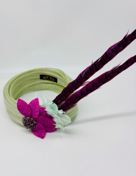 Turbante de sinamay de seda con maxi plumas de faisán
