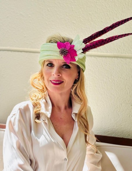 Turbante de invitada con maxi plumas de faisán para boda de dia