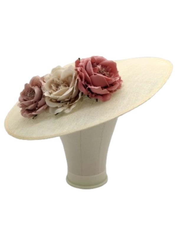 Pamela sur base sinamay avec fleurs de couleur pastel
