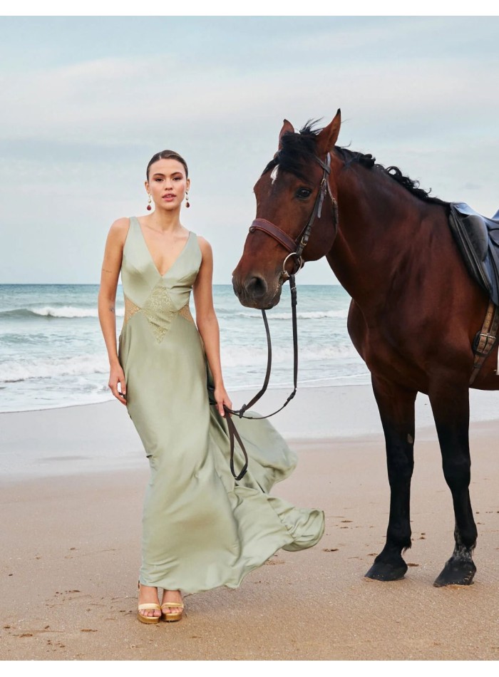 Longue robe d'invité en satin avec détails en...