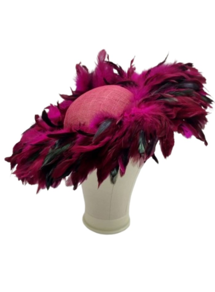 Pamela cubierta de plumas de faisán en color buganvilla para invitadas