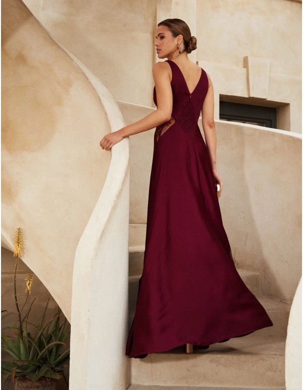 Long satin guest dress with V-neckline and lace 2