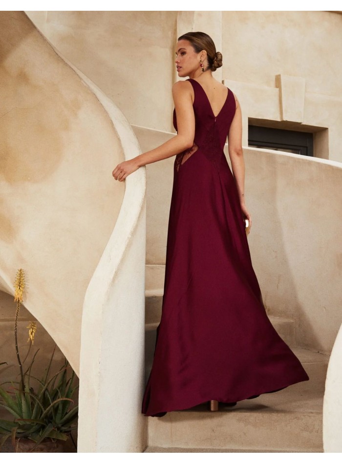 Vestido largo para invitada satinado con escote en pico y encaje granate