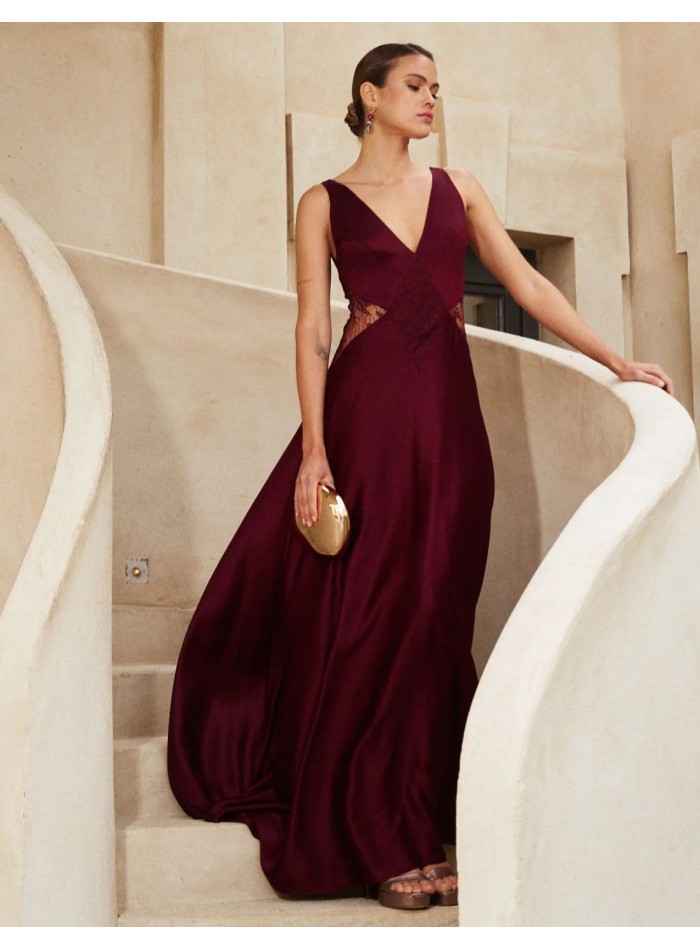 Vestido largo para invitada satinado con escote...