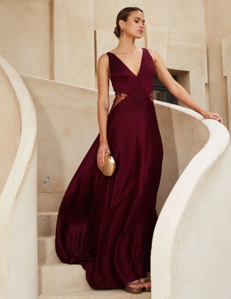 Vestido largo para invitada satinado con escote en pico y encaje