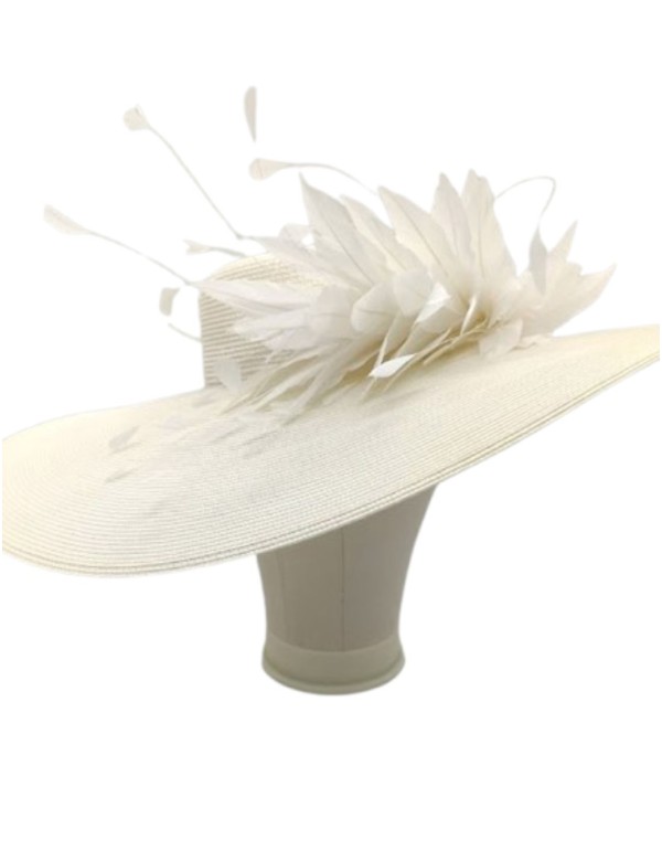 Pamela nuptiale avec garniture en plumes de coq