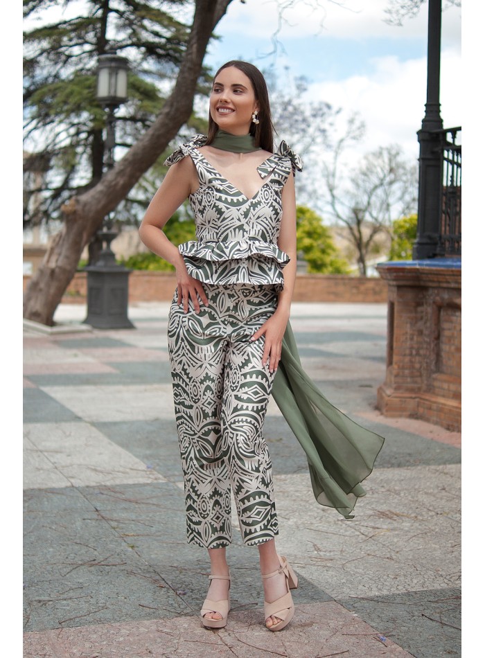 Top d'invité avec nœuds et volants à l'épaule