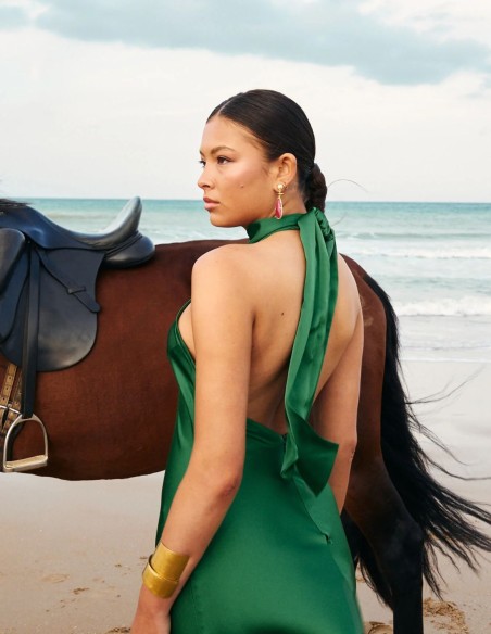 Longue robe de fête en satin avec encolure dos nu et dos ouvert