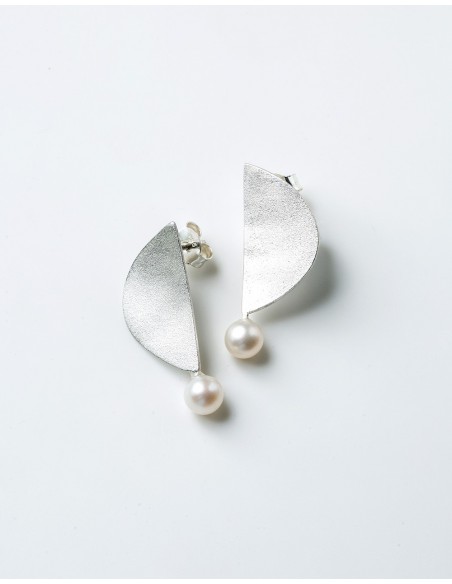 Spectacular silver earrings with pearl by Eme Jewels