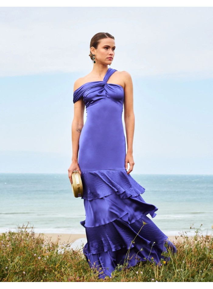 Vestido largo de invitada con hombro caído y volantes