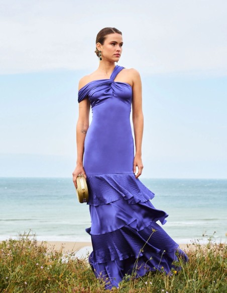 Vestido largo de invitada con hombro caído y volantes Vestido largo de invitada con hombro caído y volantes