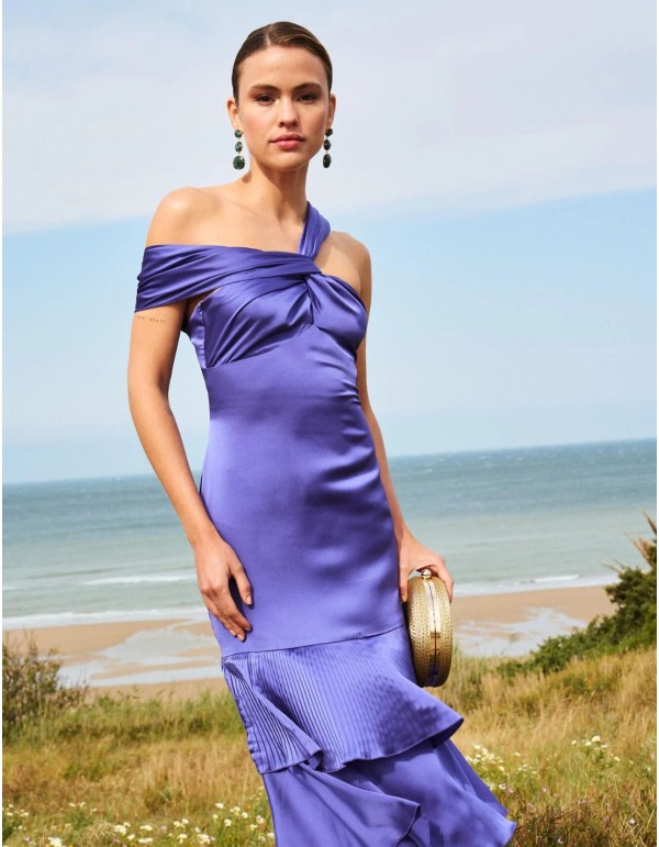Vestido largo de invitada con hombro caído y volantes 2