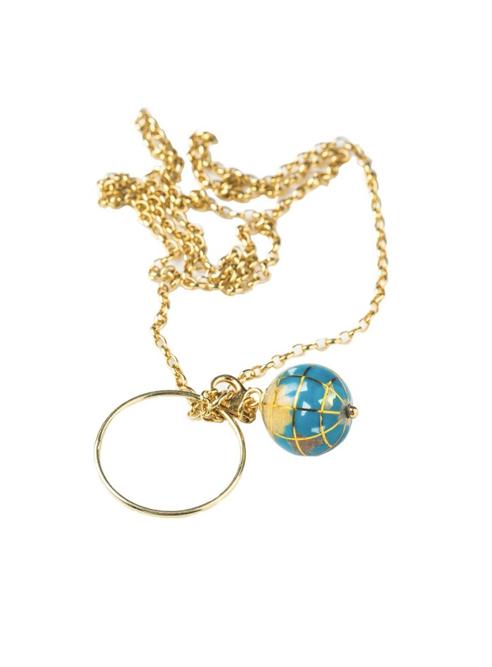 Collar de oro con bola del mundo de Eme Jewels para INVITADISIMA