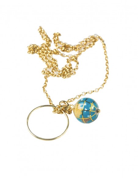 Collar de oro con bola del mundo de Eme Jewels para INVITADISIMA