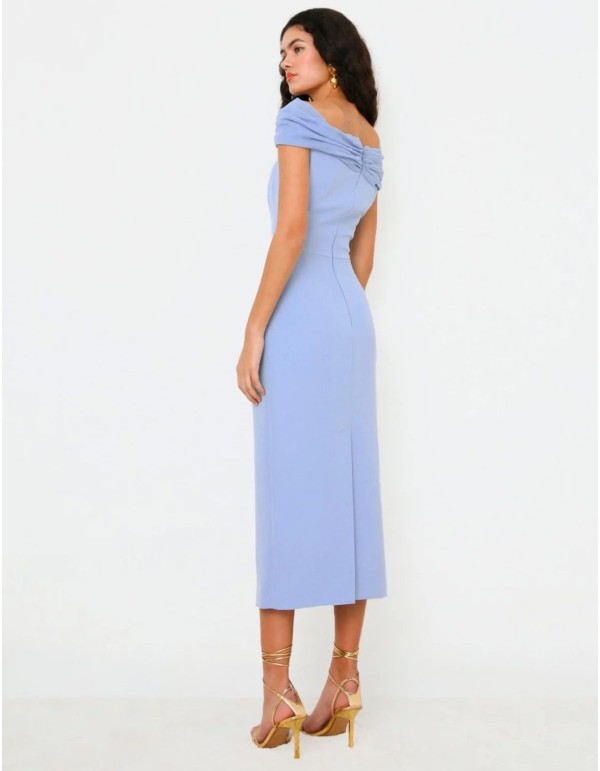 Vestido midi de fiesta azul con escote bandeau drapeado para invitada de boda 2