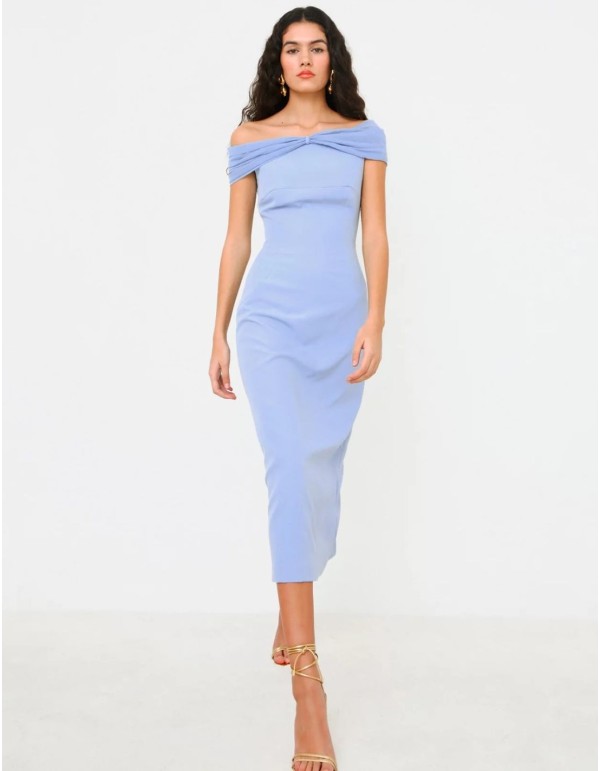 Vestido midi de fiesta azul con escote bandeau drapeado para invitada de boda