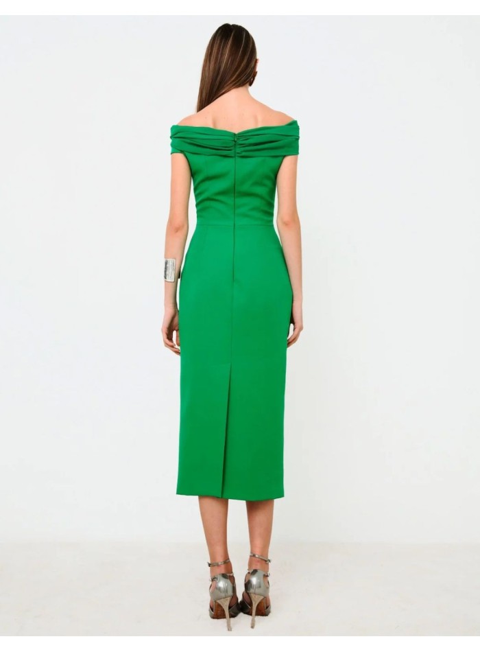 Vestido midi verde de fiesta con escote bandeau drapeado para boda de dia