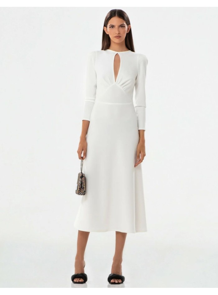 Robe midi blanche avec manches françaises et encolure en goutte d'eau