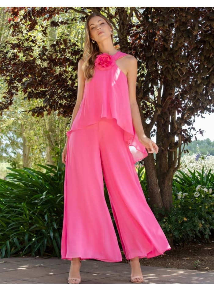 Mono largo de fiesta con vuelo y escote halter fucsia