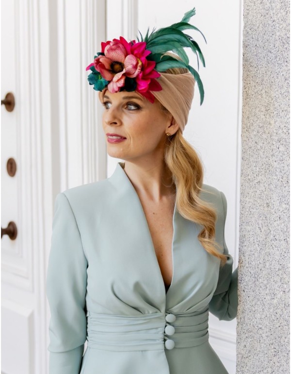 Turbante doble de sinamay con flores y plumas para bodas de dia