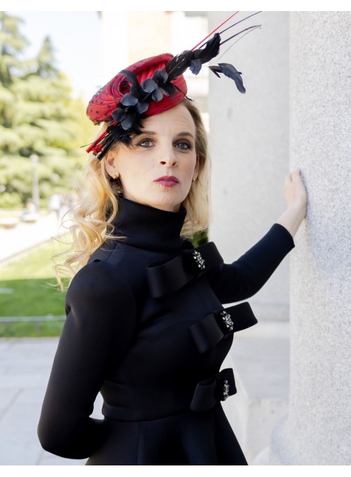 Tocado base de sinamay plisado con tul de plumeti para bodas de mañana