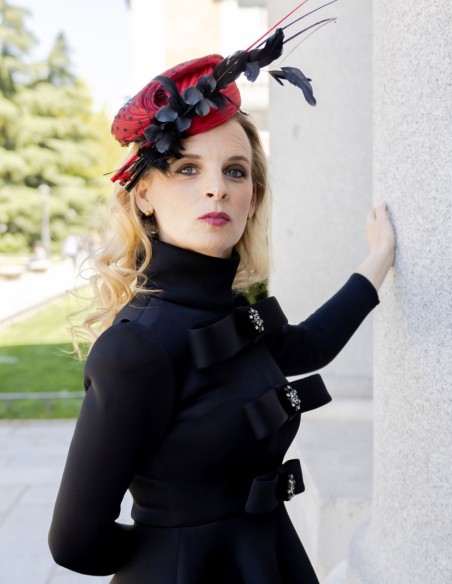 Tocado base de sinamay plisado con tul de plumeti para bodas de mañana