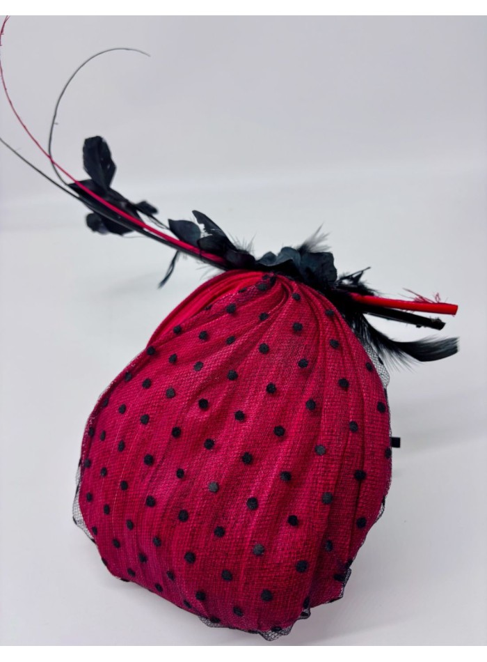 Coiffe à base de sinamay plissée de tulle plumeti