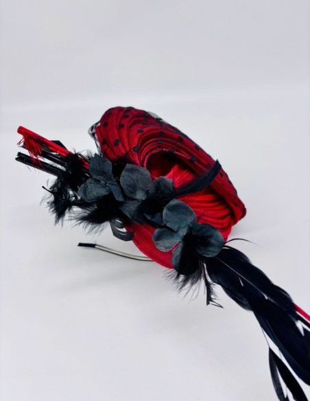 Tocado base de sinamay plisado con tul de plumeti para eventos especiales