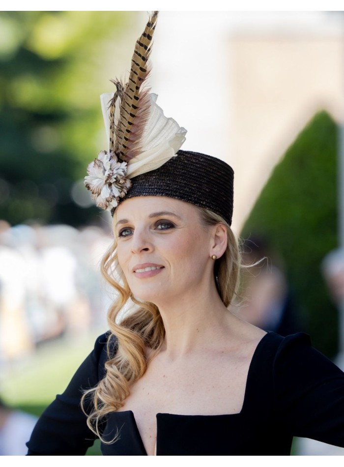 Coiffure avec bonnet de paille et plumes de faisan brunes