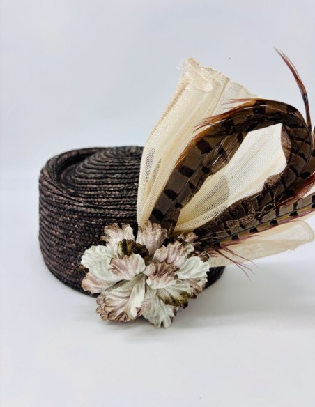 Coiffure avec bonnet de paille et plumes de faisan brunes