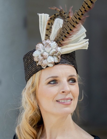 Coiffure avec bonnet de paille et plumes de faisan brunes