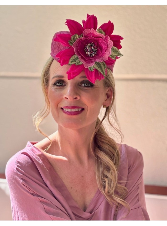 Coiffe d'invité en sinamay fuchsia avec fleurs