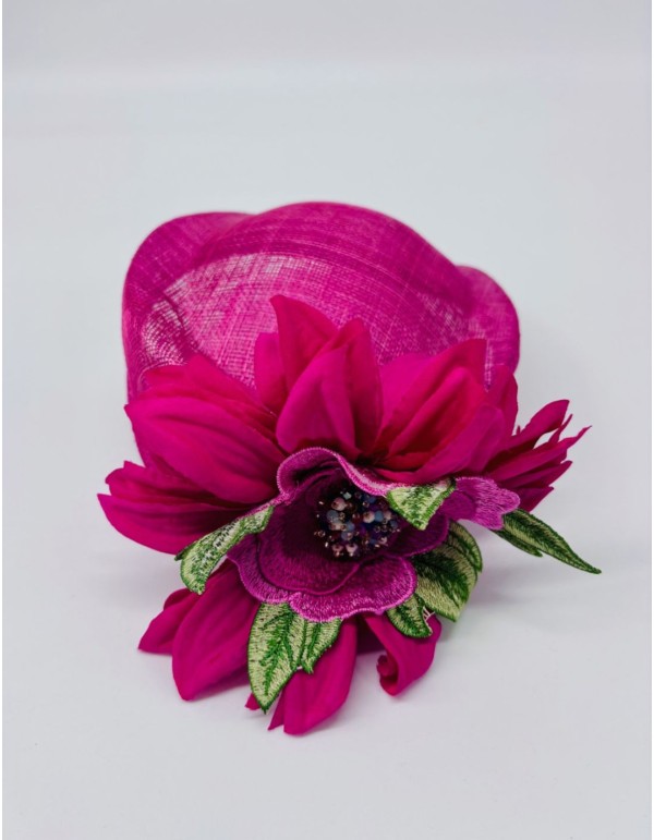 Tocado de invitada en sinamay fucsia con flores 2