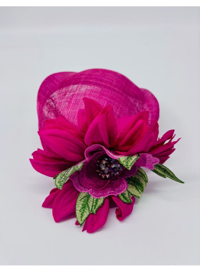 Coiffe d'invité en sinamay fuchsia avec fleurs