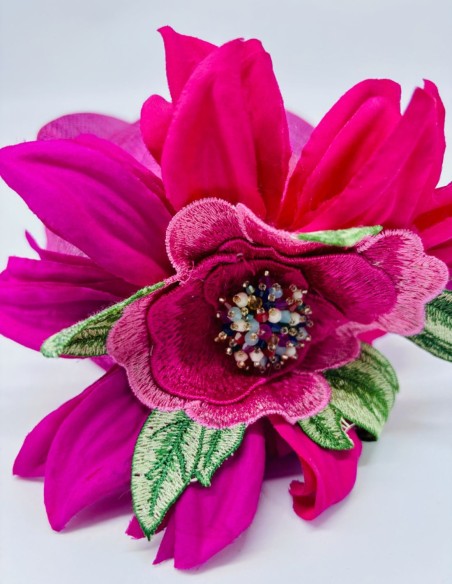 Tocado de invitada en sinamay fucsia con flores para bodas de dia