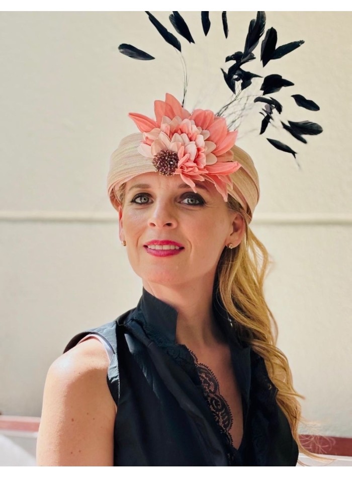 Turbante de invitada con plumas de gallo negras y flores