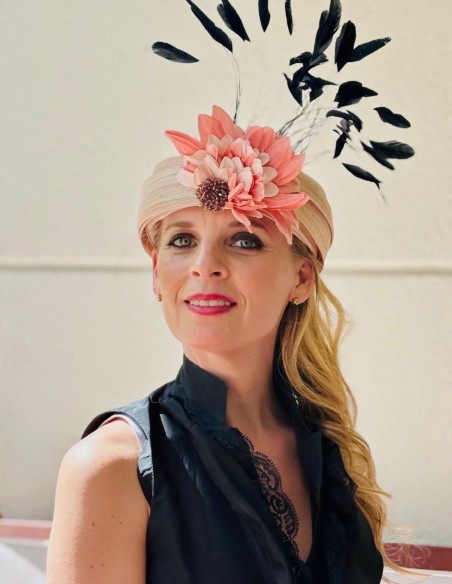 Turbante de invitada con plumas de gallo negras y flores