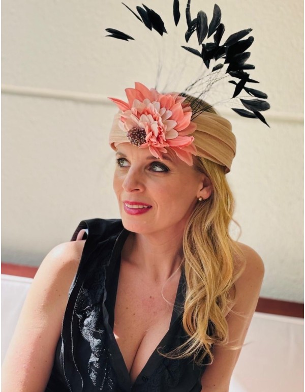 Turbante de invitada con plumas de gallo negras y flores 2