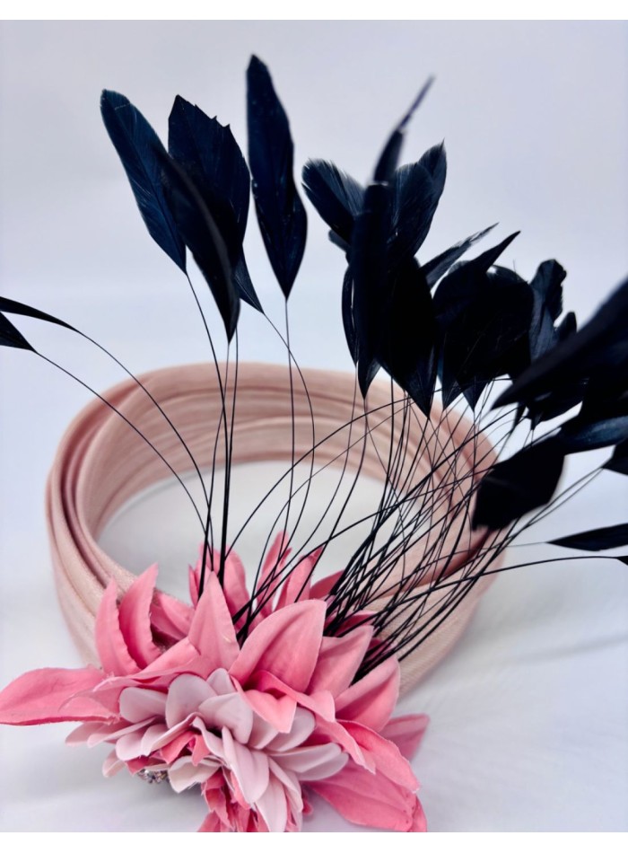 Turban d'invité avec plumes de coq noir et fleurs