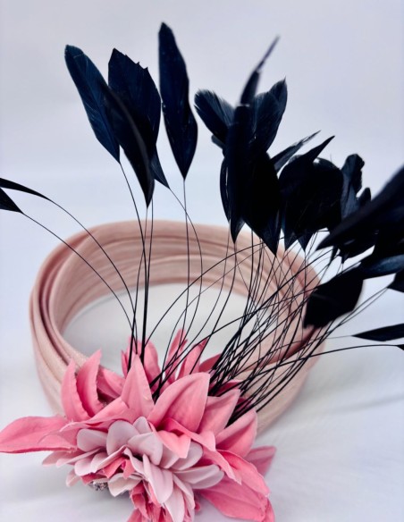 Guest turban with black rooster feathers and flowers