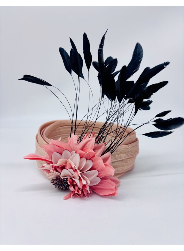 Guest turban with black rooster feathers and...